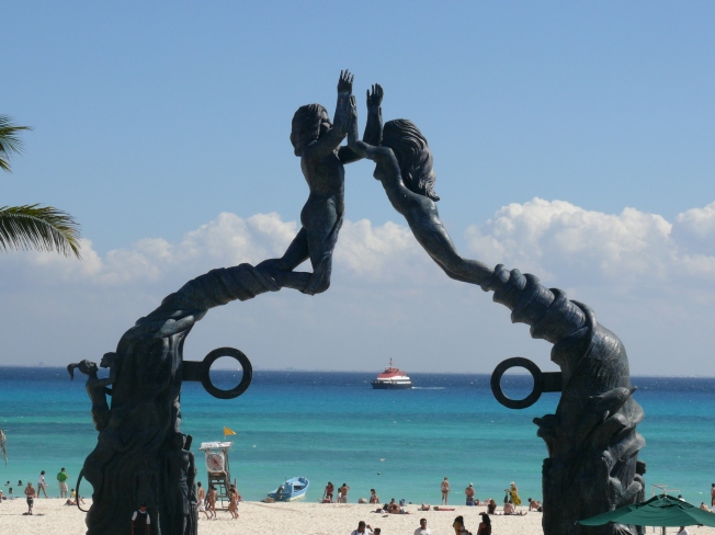 Monumento en el puerto de Playa del Carmen