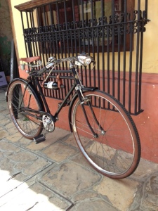 Bicicleta con porta botella de vino en San Cristóbal de las Casas, México